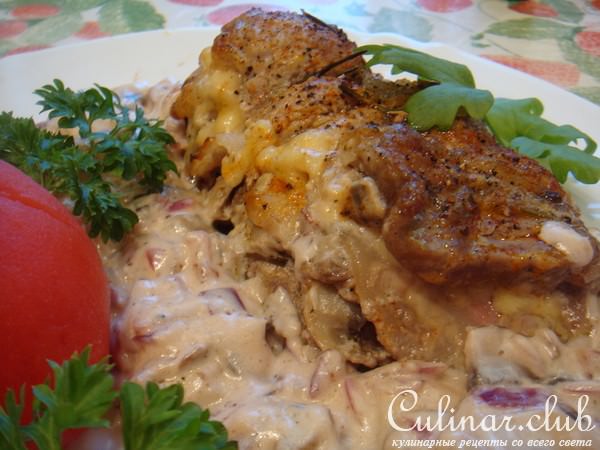 Мясной рулетик с грибным соусом