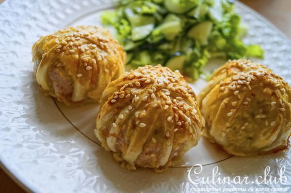 Слоеные клубочки с мясным фаршем под сыром
