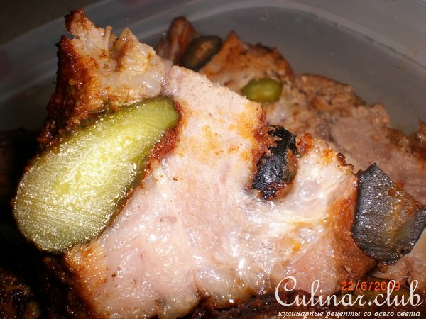 Свинина запеченная с маслинами и маринованными огурцами