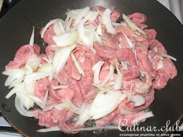 Лапша с говядиной и овощами в соусе терияке