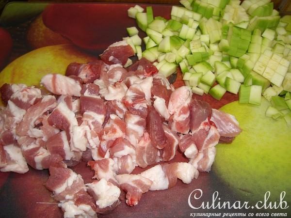 Капустка тушеная, да с прикопченой грудинкой и кабачком!