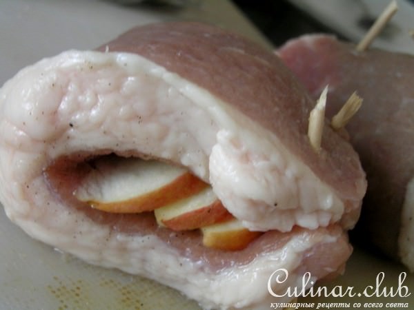 Сочный шницель с яблоками и морковным гарниром