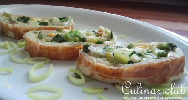 Рулет c зеленым луком, яйцами и сыром