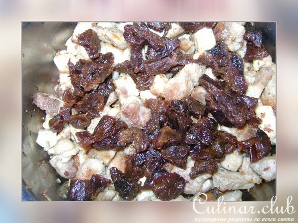 Мясо с черносливом опятами луком в сливочном соусе