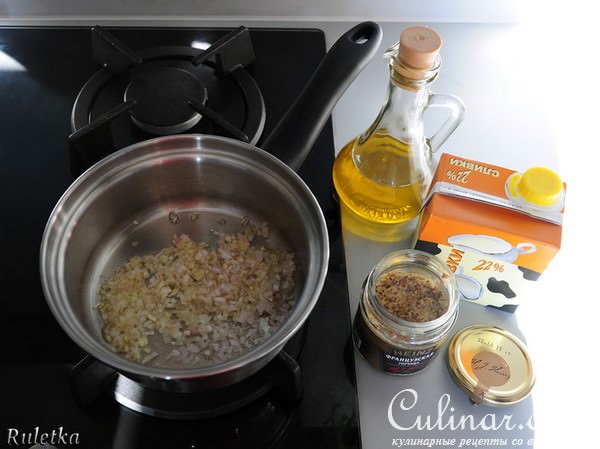 Куриные сардельки с паприкой и копчёным сыром, горчичным соусом и овощами-гриль.