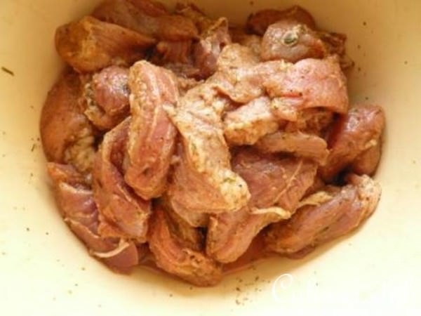 Свинина с огненной домашней лапшой под сливочным соусом