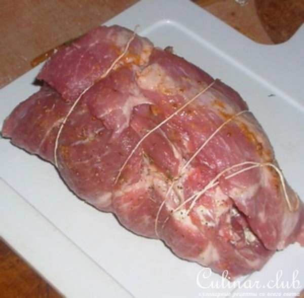 Свиной рулет с овечьим сыром и грецкими орехами