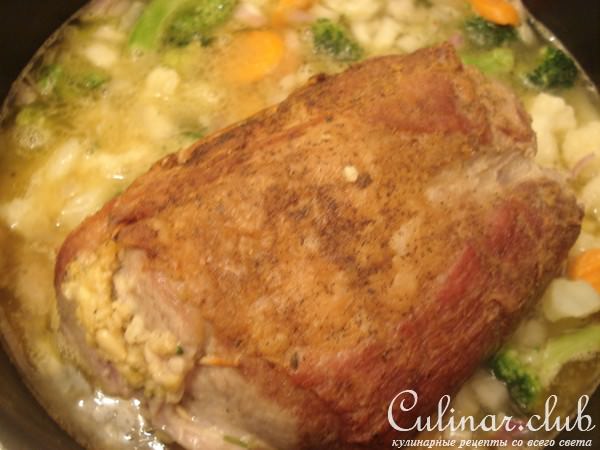 кусок пикантного свиного мяса запечёного в духовке