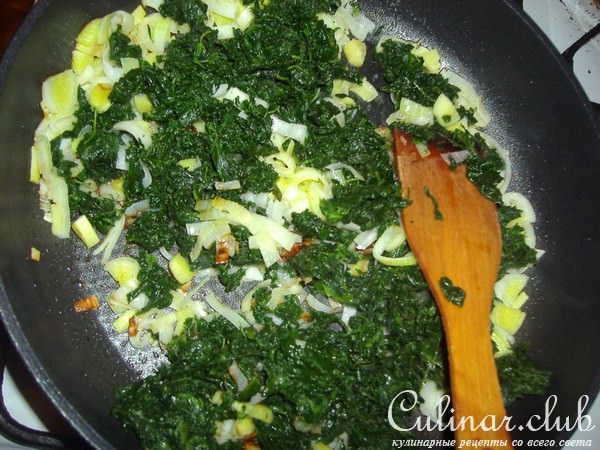 Мясные рулетики с шпинатом и грибным соусом