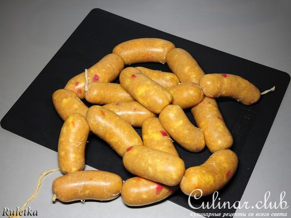 Куриные сардельки с паприкой и копчёным сыром, горчичным соусом и овощами-гриль.