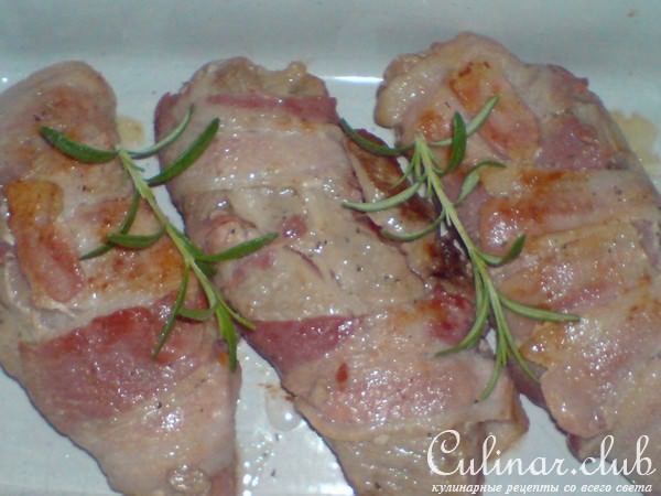 Мясо,запечённое в духовке под сливочно-овощным соусом с булочкой