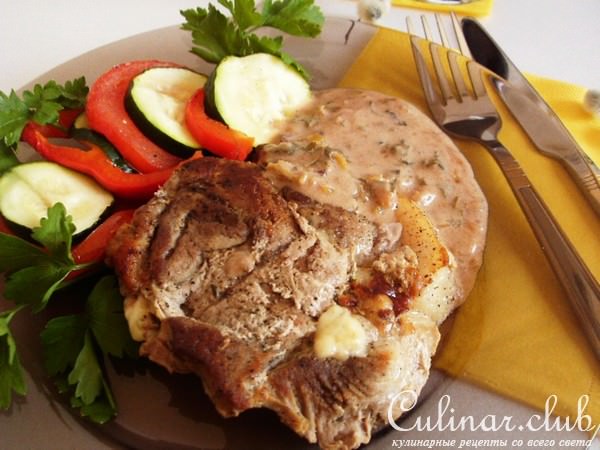 Свиные кармашки с пикантной начинкой под вкусным соусом.