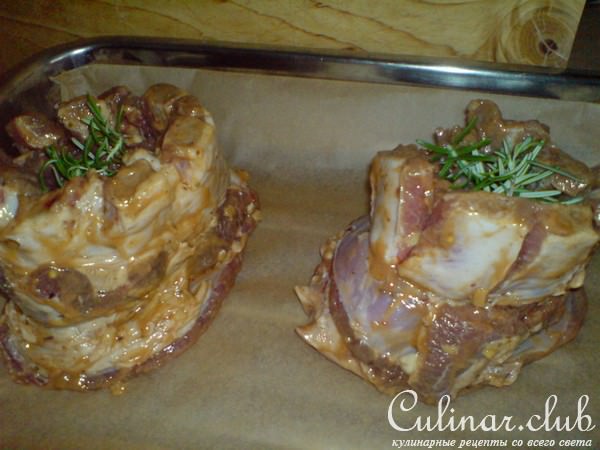 "Корона" из маринованных рёбрышек с "яблоками печёными"...из картофеля.