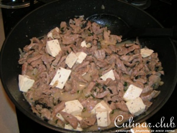 Мясо в сырной подливе