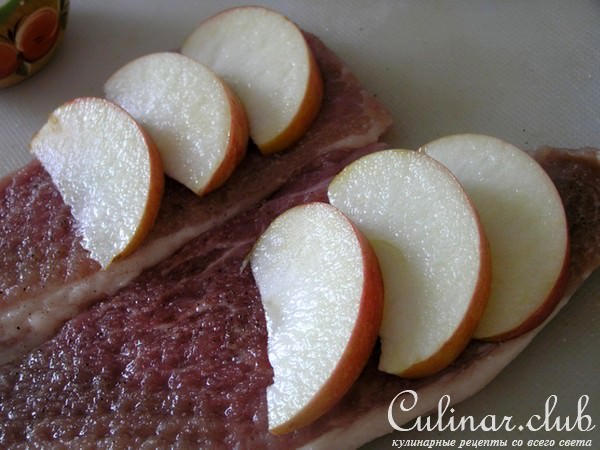 Сочный шницель с яблоками и морковным гарниром