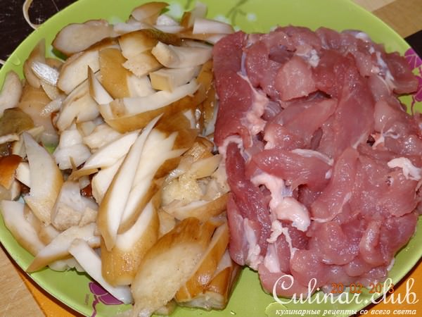 Курник из дрожжевого теста со свининой и белыми грибами