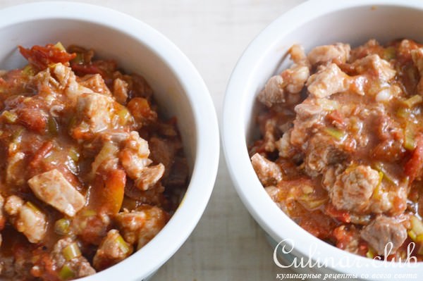 Рис с мясом и овощами, запеченный под шапкой из теста.