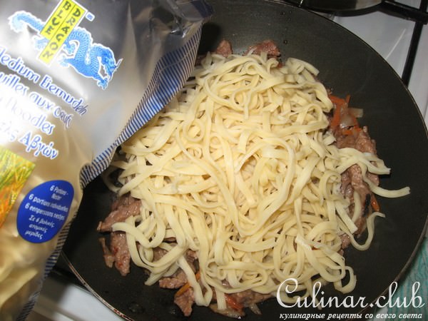 Лапша с говядиной и овощами в соусе терияке