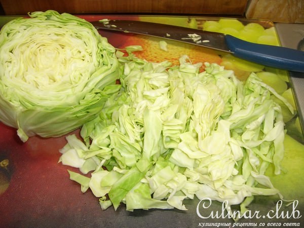 Капустка тушеная, да с прикопченой грудинкой и кабачком!