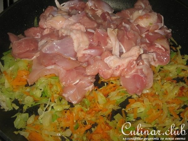 Рис с курицей и капустой в горшочке.