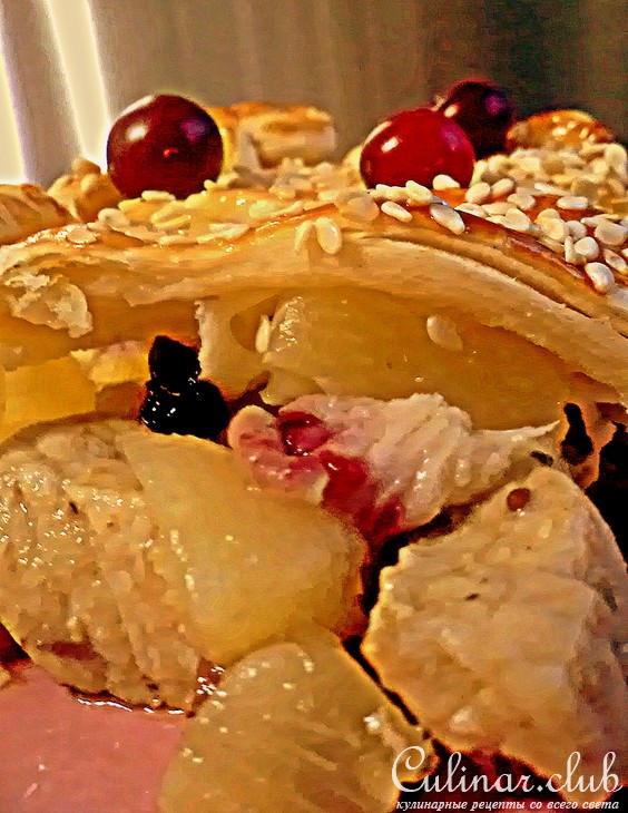 Свинина с клюквой и ананасами запеченная с сыром под румяной слоеной ажурной шапочкой!