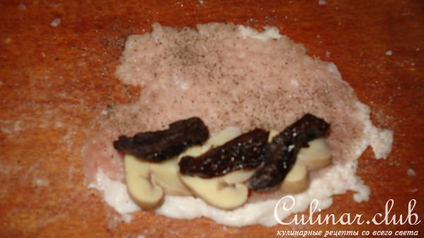 Отбивные с черносливом сыром и грибами