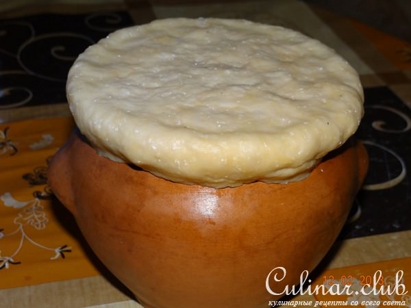 Жаркое из мяса с квашеной капустой и съедобной крышечкой