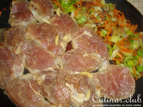 Вырезка с рисовой лапшой и овощами