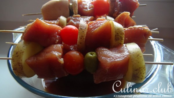 Шашлычки из свинины с картофелем, помидорками-черри и оливками в соевом соусе