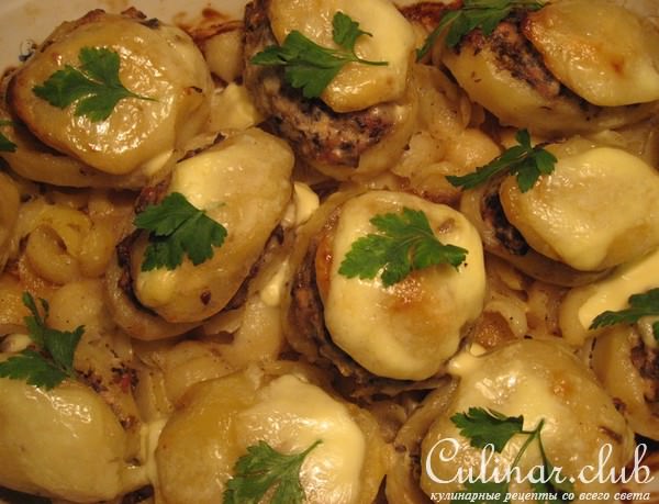 Ароматный запеченый фаршированный картофель со свининой, грибами и копченым салом.