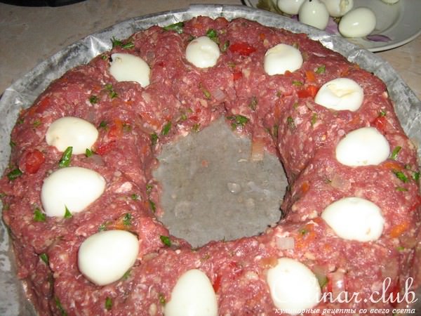 Мясное кольцо с перепелиными яйцами