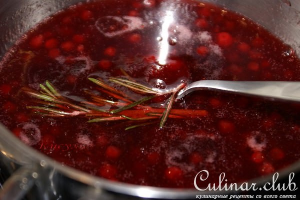 Айва фаршированная под соусом из дикой брусники
