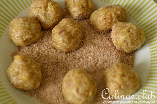 Фрикадельки с яблоком и сливочным соусом карри.