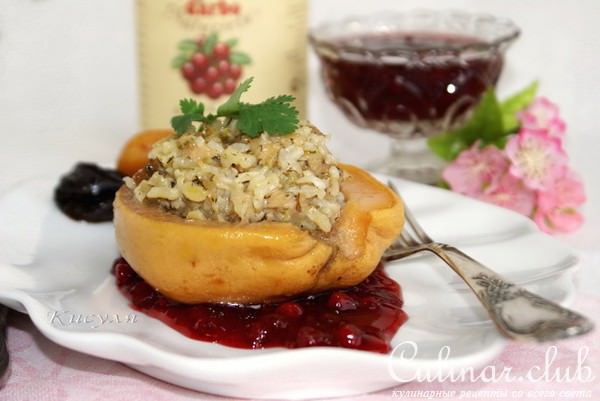 Айва фаршированная под соусом из дикой брусники