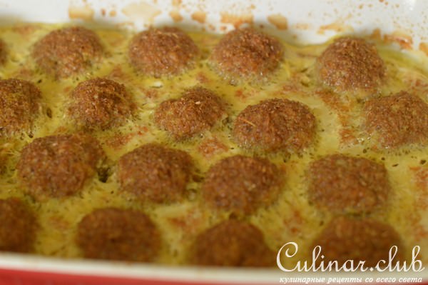 Фрикадельки с яблоком и сливочным соусом карри.