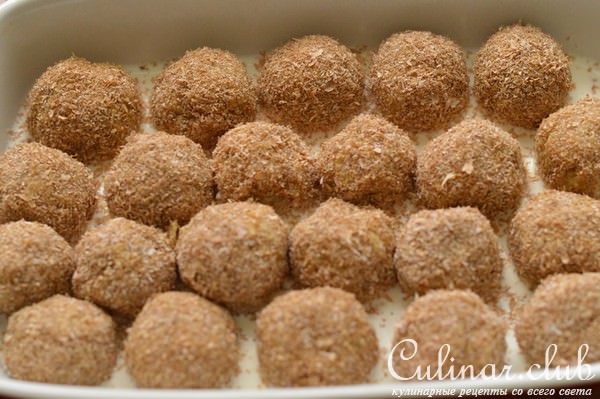 Фрикадельки с яблоком и сливочным соусом карри.