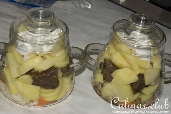 Мясо в горшочках