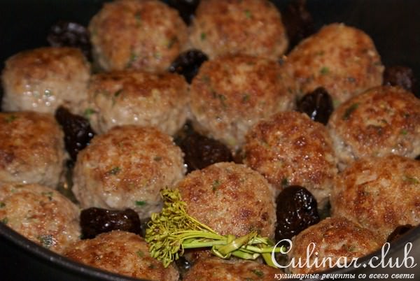 Мясо-овощные тефтели с фасолью и черносливом