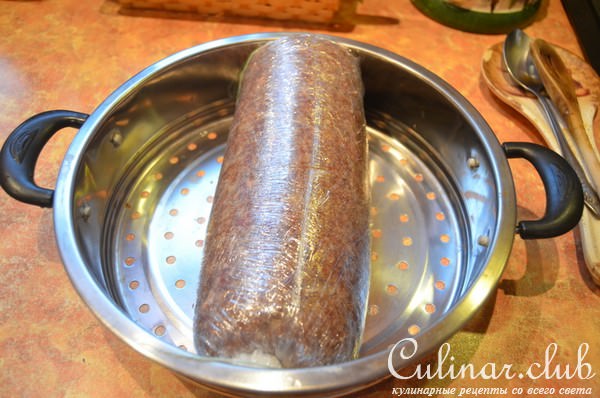 Рулет из говяжьего фарша с яблочно-луковой начинкой на пару