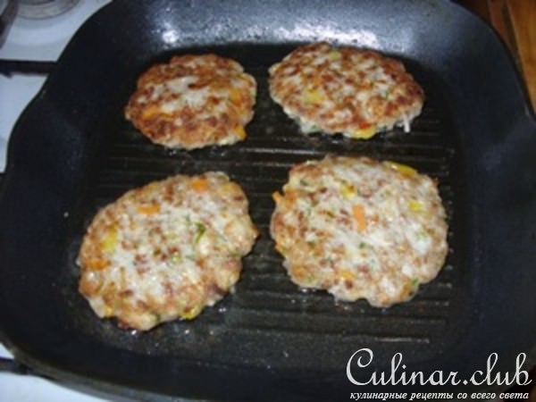 "Бургеры" из куриного фарша с овощами