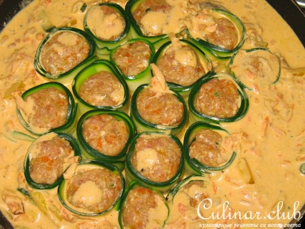 Фаршированные рулетики из цукини в сметане