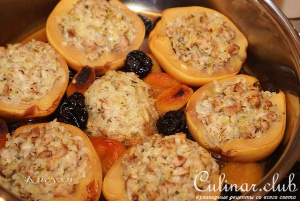Айва фаршированная под соусом из дикой брусники