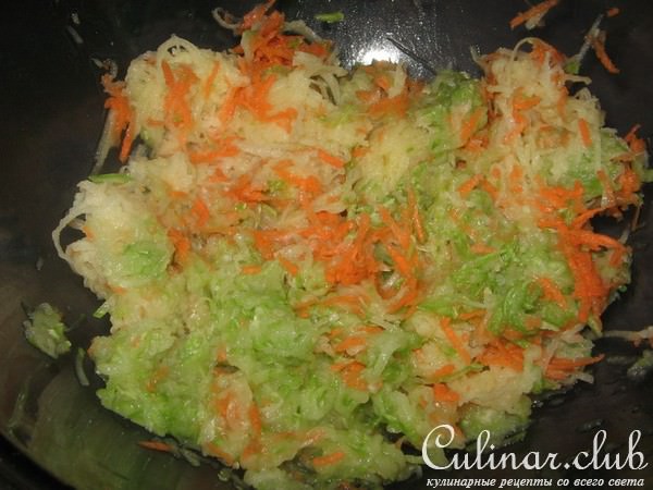 Котлеты из мясного фарша и овощной смеси.