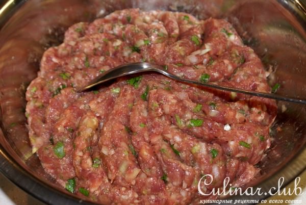 Мясо-овощные тефтели с фасолью и черносливом