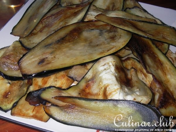 Кабачково-мясной рулет с баклажанами