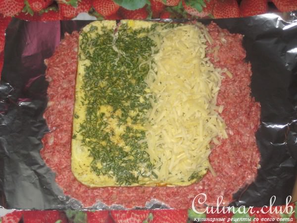 Рулет из фарша с омлетом и сыром пармезан.