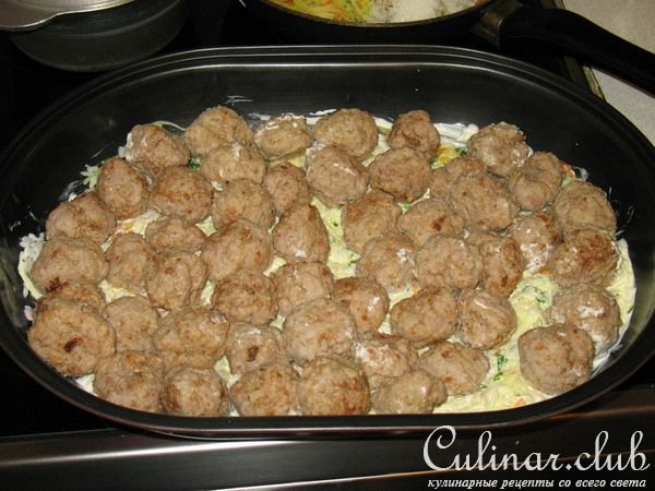 Мясные шарики с рисом и кольраби.