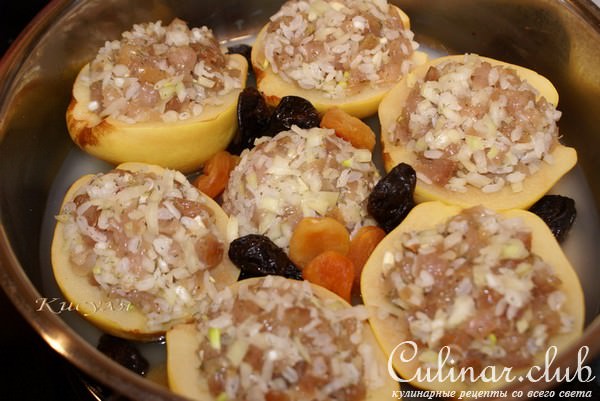 Айва фаршированная под соусом из дикой брусники