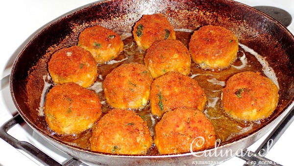 Мясные шарики с травами в томатном соусе