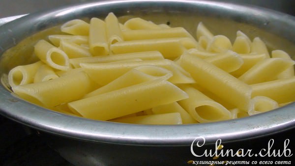 Макароны, запечённые с сырным соусом и цветной капустой.